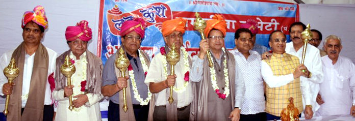 ‘लव कुश रामलीला समिति’ के अध्यक्ष अशोक अग्रवाल ने कहा कि रामलीला14 अलग-अलग भाषाओं में पेश किया जाएगा