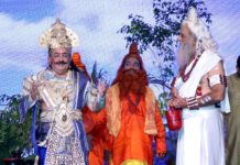 लवकुश रामलीला में डॉ. हर्षवर्द्धन को जनक के रूप में देखकर लोग अभिभूत