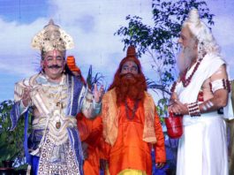 लवकुश रामलीला में डॉ. हर्षवर्द्धन को जनक के रूप में देखकर लोग अभिभूत