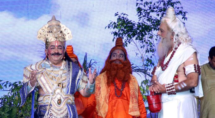 लवकुश रामलीला में डॉ. हर्षवर्द्धन को जनक के रूप में देखकर लोग अभिभूत