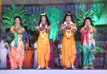 श्री सनातनधर्म लीला समिति में आकाश मार्ग से संजीवनी बूटी लाते दिखे हनुमान जी, जो दर्शक के लिए आकर्षण का केंद्र बने।