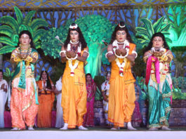 श्री सनातनधर्म लीला समिति में आकाश मार्ग से संजीवनी बूटी लाते दिखे हनुमान जी, जो दर्शक के लिए आकर्षण का केंद्र बने।