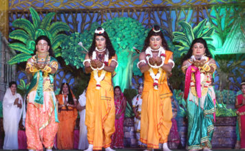 श्री सनातनधर्म लीला समिति में आकाश मार्ग से संजीवनी बूटी लाते दिखे हनुमान जी, जो दर्शक के लिए आकर्षण का केंद्र बने।