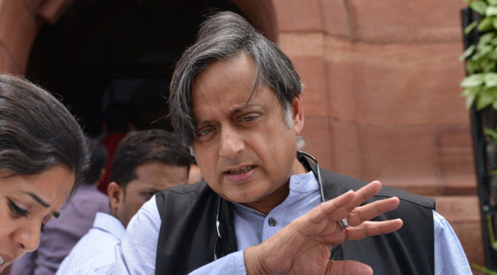 शशि थरूर ने कहा कि भाजपा और आरएसएस सबरीमला मंदिर को ‘अपवित्र’ न करें,मंदिर में हुई हिंसा को ‘बेहद अशोभनीय’ बताया