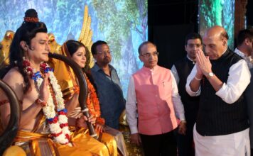 गगन चुंबी क्रेनो से आकाश मार्ग से हुआ सीता हरण का अद्भुत दृश्य रक्षामंत्री राजनाथ सिंह मुख्य अतिथि