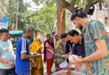 समाजसेवी स्वर्गीय राज कुमार खन्ना की 10वीं पुण्यतिथि पर बाँटा घीये का रायता ।