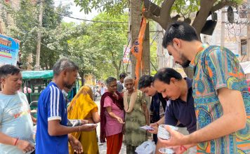 समाजसेवी स्वर्गीय राज कुमार खन्ना की 10वीं पुण्यतिथि पर बाँटा घीये का रायता ।