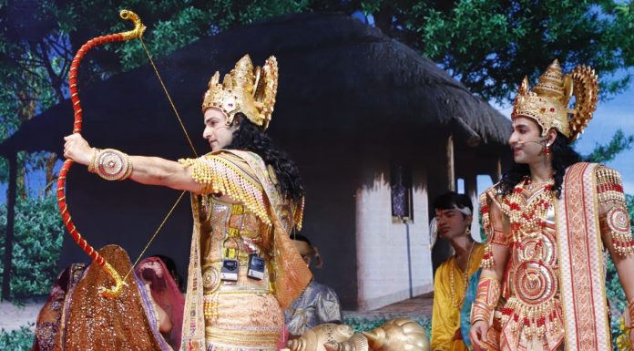 लव कुश रामलीला के मंच पर हास्य अभिनेता असरानी एवं भोजपुरी सिंगर, एक्ट्रर एवं सांसद मनोज तिवारी ने दमदार अंदाज में लीला की