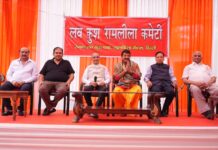 विश्व विख्यात लव कुश रामलीला कमेटी की एक प्रेस वार्ता में कमेटी के प्रेसिडेंट अर्जुन कुमार ने मीडिया को बताया इस वर्ष निमंत्रण पत्रों पर जल, थल एवं वायु सेना के चित्र प्रकाशित ।