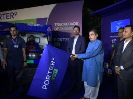 माननीय केंद्रीय मंत्री श्री नितिन गडकरी ने दिल्ली में पोर्टर के 10,000वें इलेक्ट्रिक ट्रक को हरी झंडी दिखाई